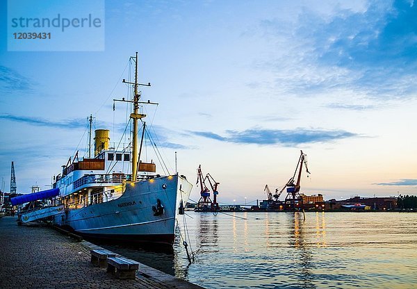 Boot im Hafen  Abenddämmerung  Göteborg  Schweden  Europa