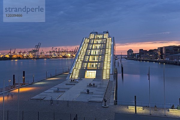 Modernes Bürogebäude Dockland an der Elbe  Abendrot  Abendstimmung  Hamburg  Deutschland  Europa