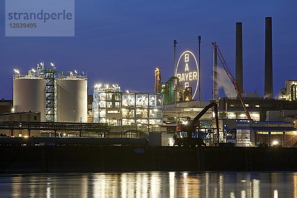 Bayer AG  Chemiewerk am Rhein  blaue Stunde  Leverkusen  Nordrhein-Westfalen  Deutschland  Europa