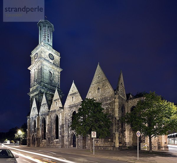 Ruine der Aegidienkirche  Mahnmal Zweiter Weltkrieg  Nachtaufnahme  Hannover  Niedersachsen  Deutschland  Europa