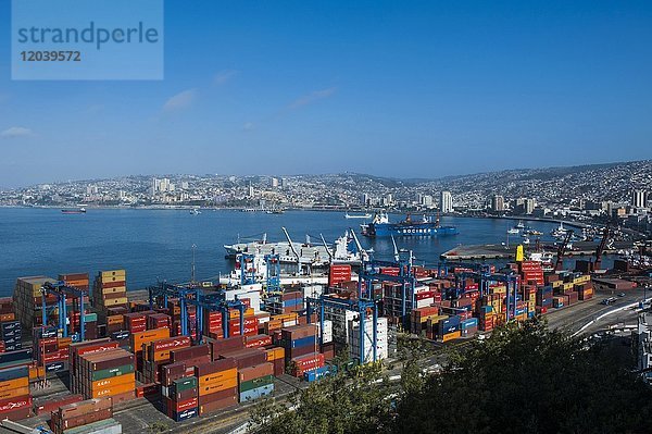 Blick über den Frachthafen  Valparaiso  Chile  Südamerika