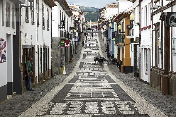Mit Mosaik gepflasterte Gasse in Praia da Vitoria  Insel Terceira  Azoren  Portugal  Europa