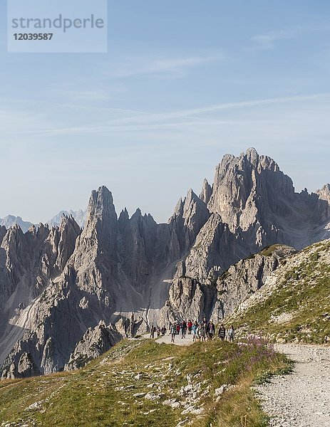 Wanderweg zu den Drei Zinnen  hinten Monte Campedelle  Sextner Dolomiten  Provinz Südtirol  Trentino-Südtirol  Alto-Adige  Italien  Europa