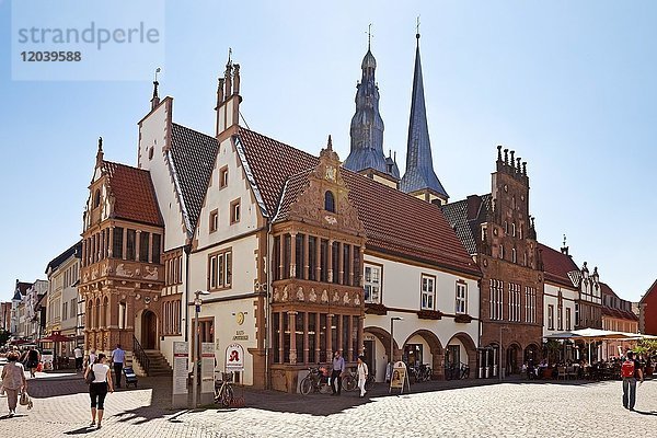 Marktplatz mit Rathaus und Kirche St. Nikolai  Lemgo  Teutoburger Wald  Ostwestfalen-Lippe  Nordrhein-Westfalen  Deutschland  Europa