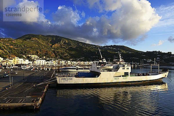 Marina Longa mit Fährschiff  Insel Lipari  Liparische Inseln  Italien  Europa