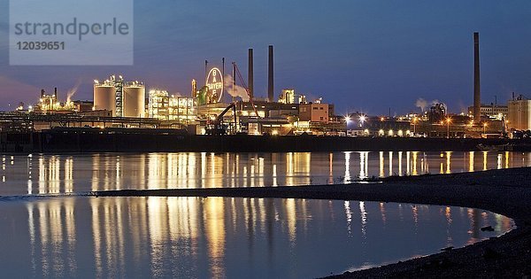 Bayer AG  Chemiewerk am Rhein  blaue Stunde  Leverkusen  Nordrhein-Westfalen  Deutschland  Europa