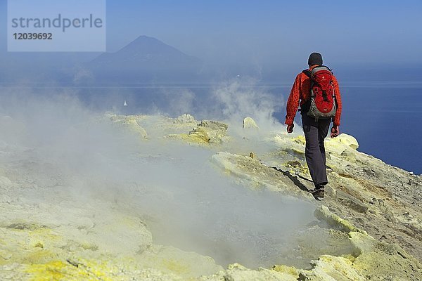 Wanderer auf dem Gran Cratere läuft durch Schwefelfumarolen  Insel Vulcano  Liparische Inseln  Sizilien  Italien  Europa