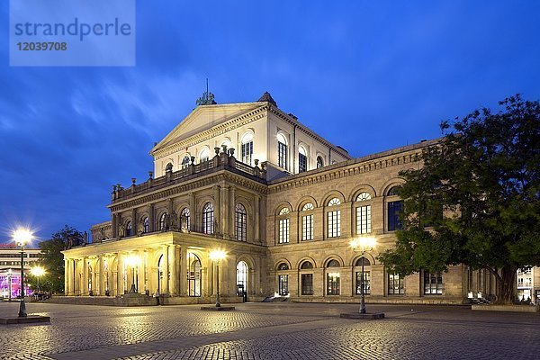 Opernhaus  Abenddämmerung  Hannover  Niedersachsen  Deutschland  Europa