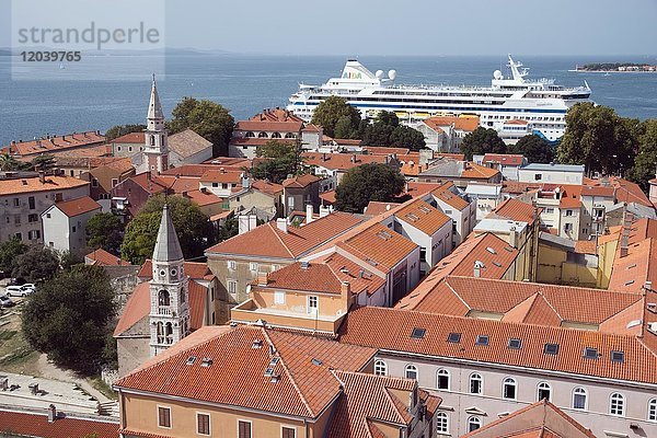Dächer der Altstadt  hinten Kreuzfahrtschiff  Zadar  Kroatien  Europa