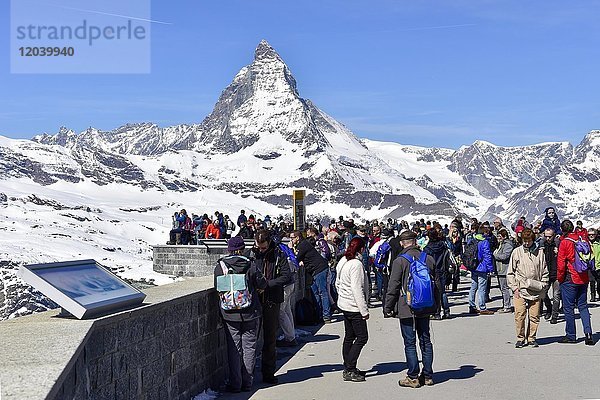 Touristen auf dem Gornergrat mit Matterhorn im Hintergrund  Zermatt  Schweiz  Europa