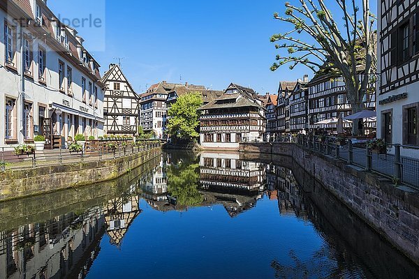 Maison des Tanneurs und Fachwerkhäuser entlang des ILL-Kanals  Petite France District  Straßburg  Elsass  Departement Bas-Rhin  Frankreich  Europa