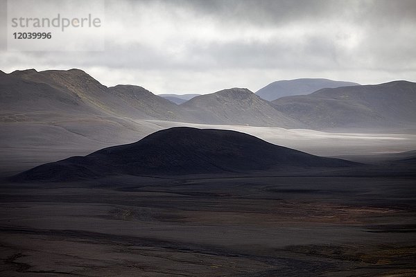 Wüstenhafte  bergige Landschaft mit Licht und Schatten  Moedrudalsfjallgardur  Hochland  Island  Europa