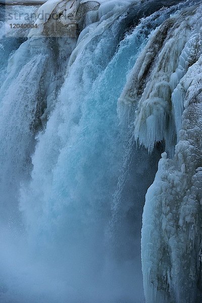 Vereister Wasserfall im Winter  Godafoss  Norðurland vestra  Nordisland  Island  Europa
