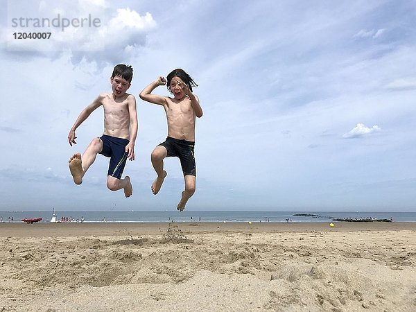 Kinder Springen am Strand  Knokke-Heist  Vlaanderen  Belgien  Europa