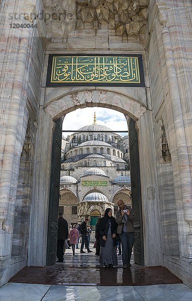 Besucher  Eingangstor mit arabischer Schrift  Blaue Moschee  Sultan-Ahmed-Moschee  Istanbul  Türkei  Asien