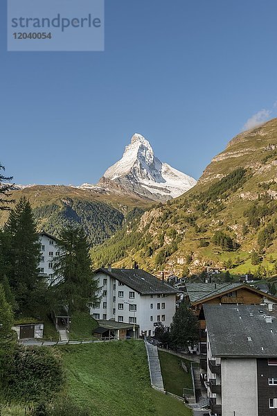 Schneebedecktes Matterhorn  Ortsansicht Zermatt  Wallis  Schweiz  Europa