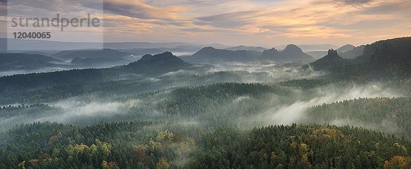 Aussicht vom Kleinen Winterberg bei Sonnenaufgang  Morgennebel  Elbsandsteingebirge  Nationalpark Sächsische Schweiz  Sachsen  Deutschland  Europa