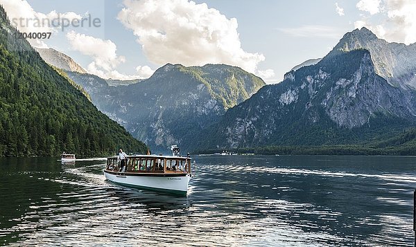 Boot mit Touristen auf dem Königsee  Schönau am Königssee  Nationalpark Berchtesgadener Land  Berchtesgaden  Oberbayern  Bayern  Deutschland  Europa