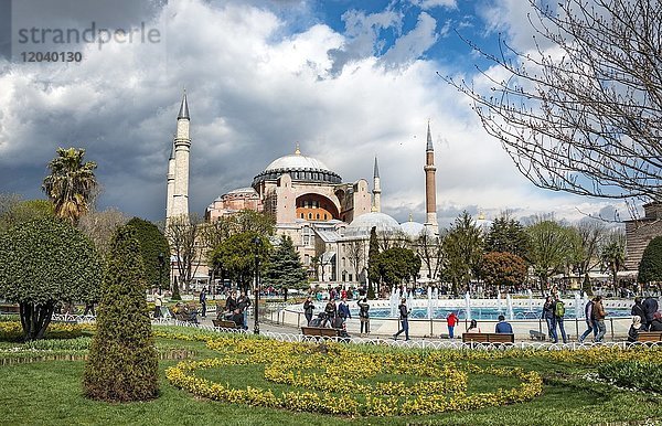 Hagia Sophia  Ayasofya  mit Brunnen im Sultan Ahmed Park  Istanbul  europäischer Teil  Türkei  Asien