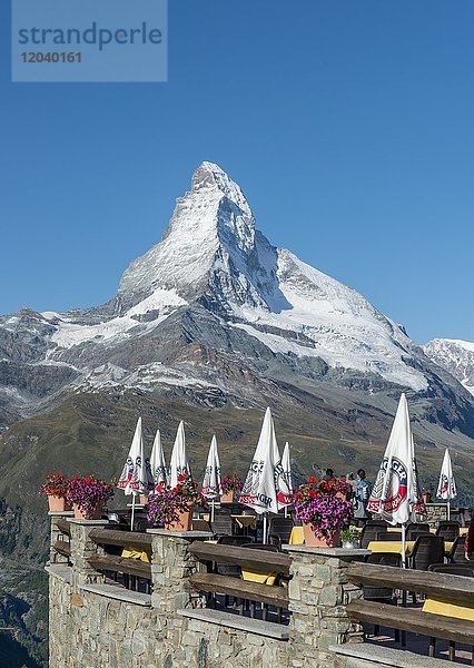 Terasse einer Gaststätte  schneebedecktes Matterhorn  Bergstation Sunegga  Wallis  Schweiz  Europa