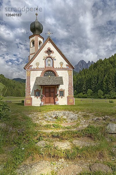 Kirche St. Johann in Ranui mit Geislergruppe  Villnößtal  Südtirol  Italien  Europa