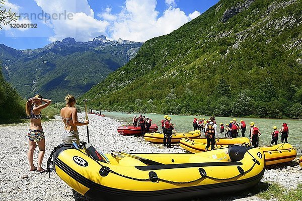 Raftingboote am Ufer der Soca  Bovec  Slowenien  Europa