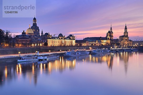 Stadtansicht bei Sonnenuntergang mit Frauenkirche  Hofkirche und Residenzschloss  Elbe  Altstadt  Dresden  Sachsen  Deutschland  Europa
