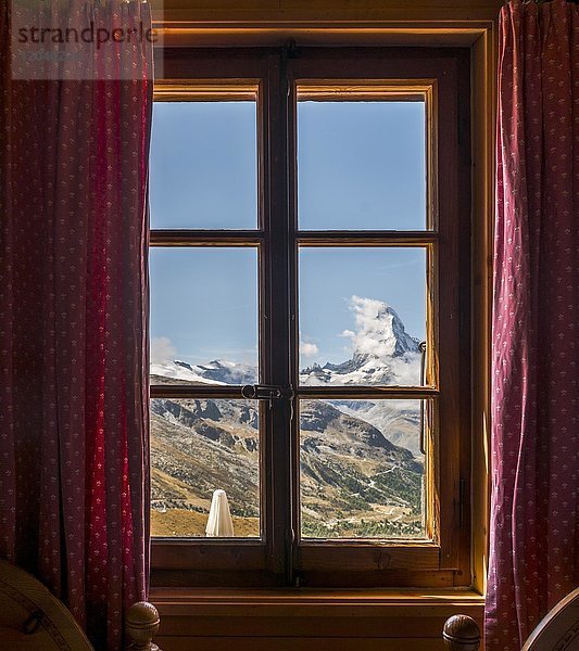 Ausblick aus dem Fenster auf schneebedecktes Matterhorn  Fluhalp Berghütte  Wallis  Schweiz  Europa