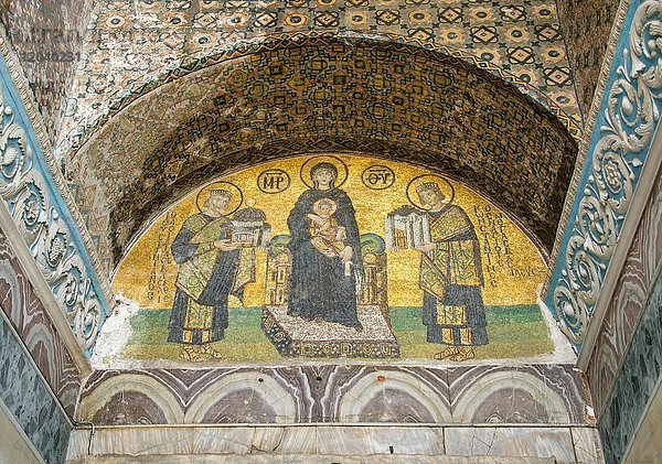 Kaiser Konstantinopel  Justinian  Jungfrau Maria mit Jesus  byzantinisches Deesismosaik  Innenansicht der Hagia Sophia  Ayasofya  UNESCO-Weltkulturerbe  Istanbul  Türkei  Asien