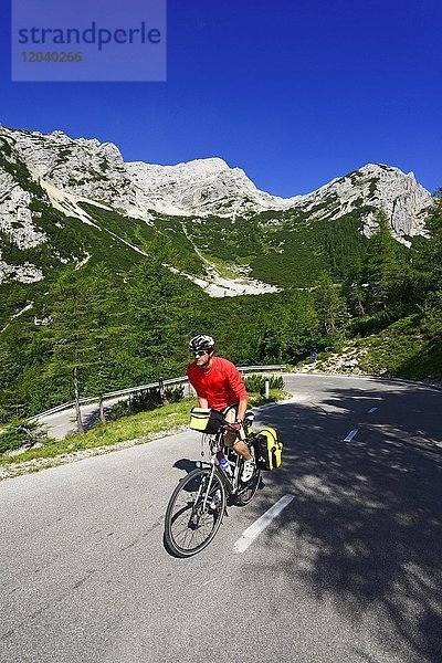 Radfahrer auf der Passstraße zwischen Vrsic  Kranjska Gora  Julische Alpen  Slowenien  Europa