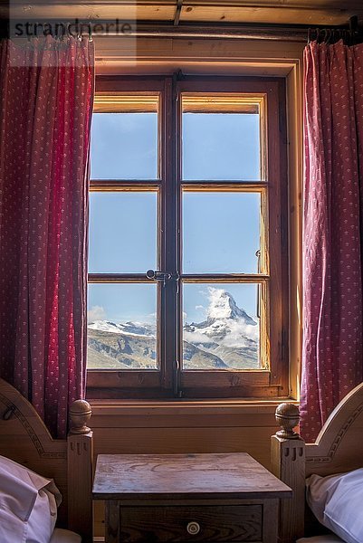 Ausblick aus dem Fenster auf schneebedecktes Matterhorn  Fluhalp Berghütte  Wallis  Schweiz  Europa