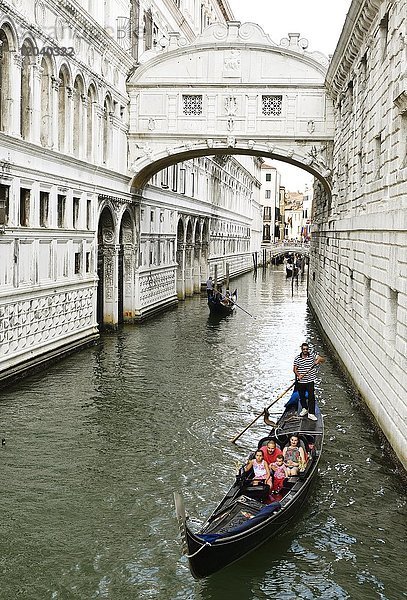 Gondeln unter der Seufzerbrücke  Ponte dei Sospiri  Venedig  Venetien  Italien  Europa