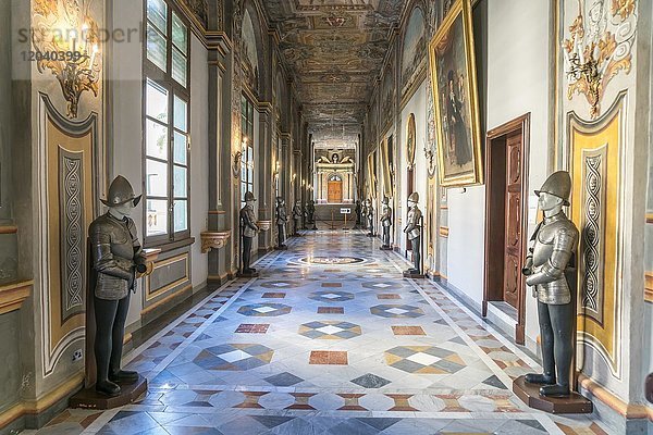 Armoury Corridor mit Ritterrüstungen  Großmeisterpalast  Valletta  Malta  Europa