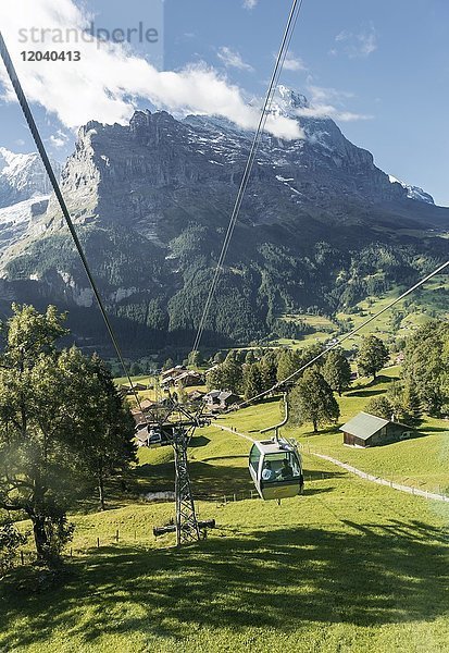 Bergbahn zur Grindelwald First  hinten schneebedeckte Eigernordwand  Eiger  Mönch  Jungfrau  Grindelwald  Schweiz  Europa
