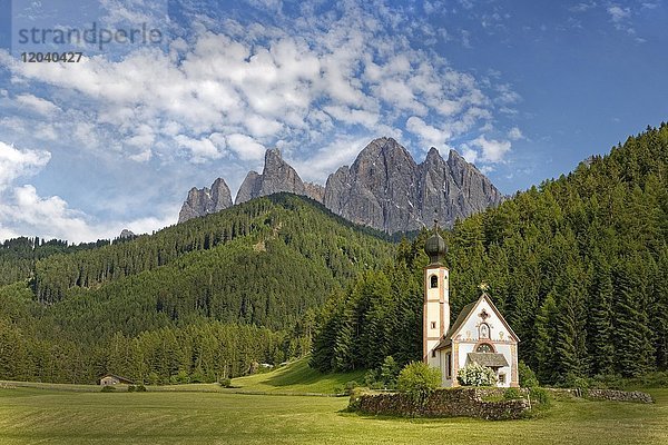 Kirche St. Johann in Ranui mit Geislergruppe  Villnößtal  Südtirol  Italien  Europa