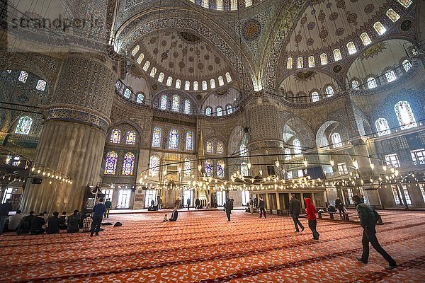 Innenansicht  Blaue Moschee  Sultan Ahmet Moschee  europäischer Teil  Istanbul  Türkei  Asien