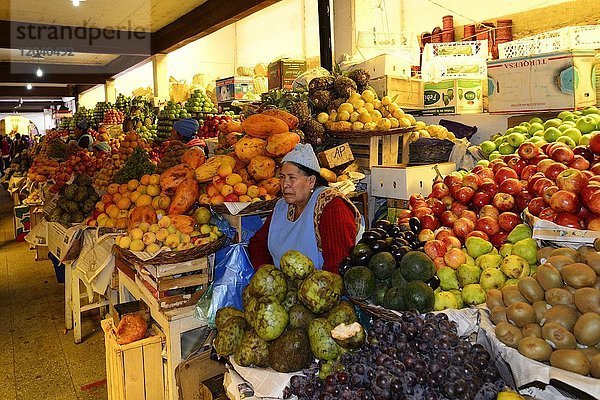 Verkauf von Früchten an Marktstand  Mercado central  Sucre  Chuquisaca  Bolivien  Südamerika