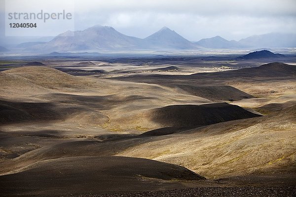 Wüstenhafte  bergige Landschaft mit Licht und Schatten  Moedrudalsfjallgardur  Hochland  Island  Europa