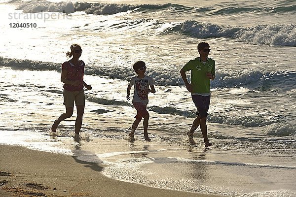 Familie joggt am Sandstrand  Sir Bani Yas Island  Vereinigt Arabische Emirate