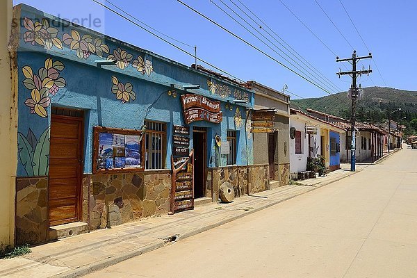Bunte Häuserzeile im Zentrum  Samaipata  Santa Cruz  Bolivien  Südamerika