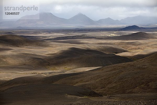 Wüstenhafte  bergige Landschaft mit Licht und Schatten  Moedrudalsfjallgardur  Hochland  Island  Europa