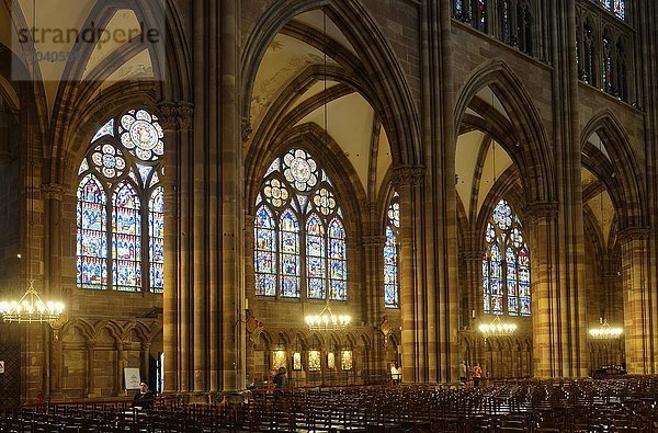 Interieur  mit Glasmalerei-Fenstern  Kathedrale Notre-Dame  Straßburg  Elsass  Departement Bas-Rhin  Frankreich  Europa