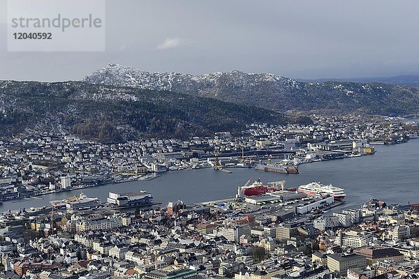Ausblick über Stadt mit Hafen vom Berg Fløyen  Bergen  Hordaland  Norwegen  Europa