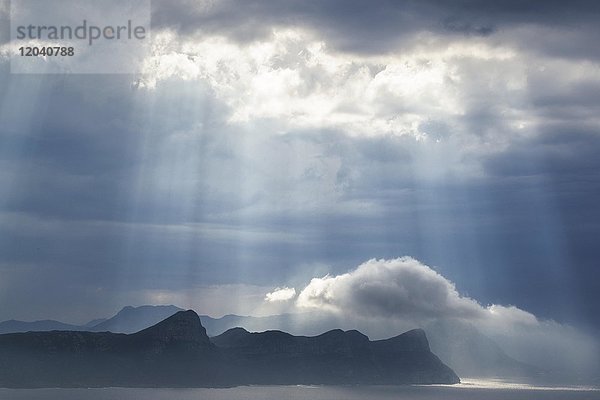 Aufziehendes Unwetter  dunkle Wolken  Ausblick von der Kaphalbsinsel zur False Bay  Westkap  Südafrika