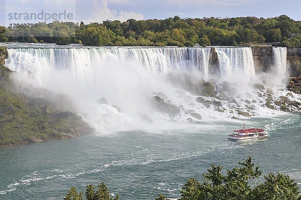 American Falls mit Touristenboot  Niagarafälle  Ontario  Kanada  Nordamerika