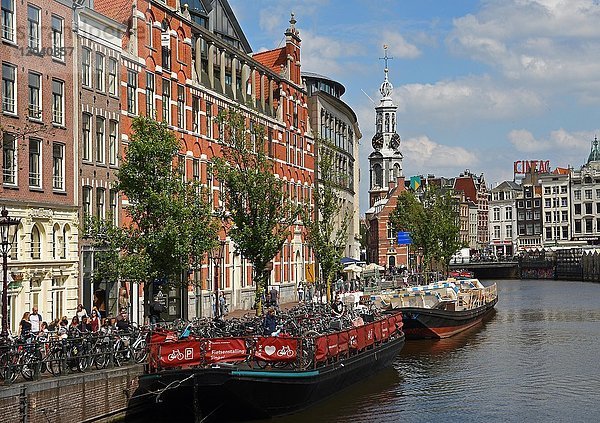 Historische Gebäude und Münzturm  mit Fahrrädern beladenes Boot  an der Singelgracht  Amsterdam  Nordholland  Holland  Niederlande  Europa