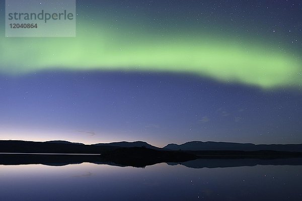 Nordlicht über einem See im Abisko Nationalpark  Schweden  Europa