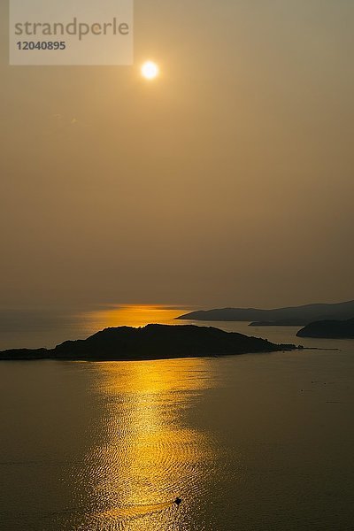 Sonnenuntergang über Insel Sveti Stefan  Küste nahe Budva  Montenegro  Europa