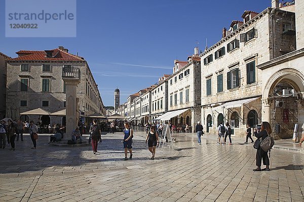 Flaniermeile Stradun und Luza-Platz in der historischen Altstadt von Dubrovnik  Dalmatiien  Kroatien  Europa