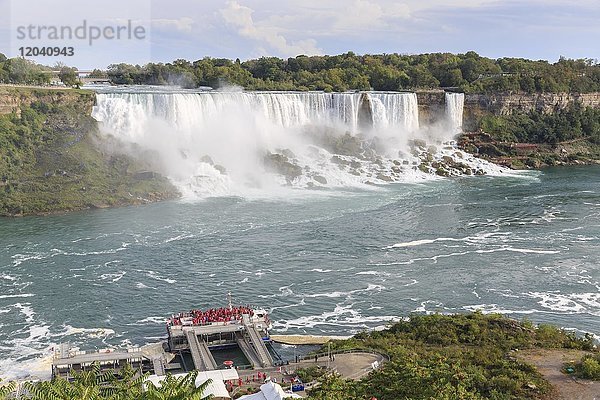 American Falls mit Anlegestelle für Touristenboot  Niagarafälle  Ontario  Kanada  Nordamerika